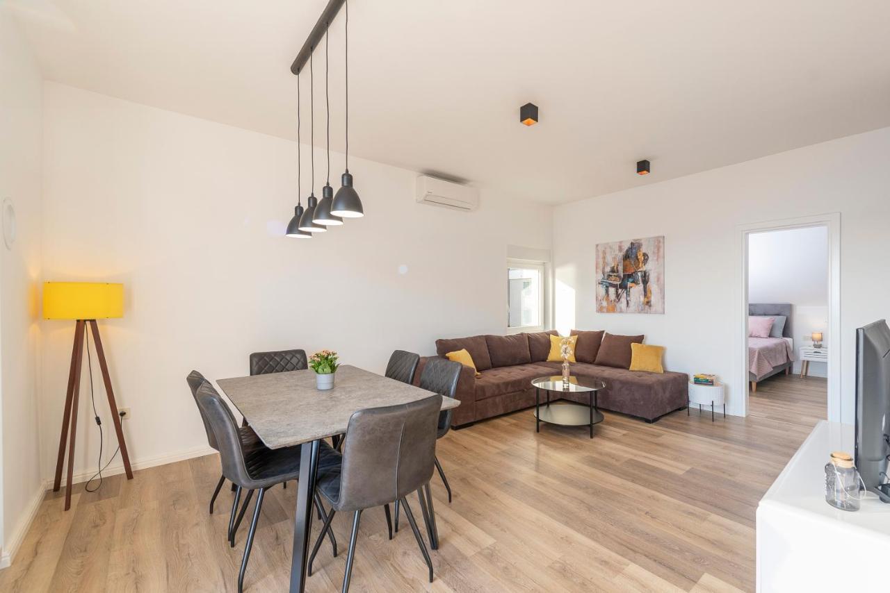 Villa Eni Apartments 1 มันเดร ภายนอก รูปภาพ