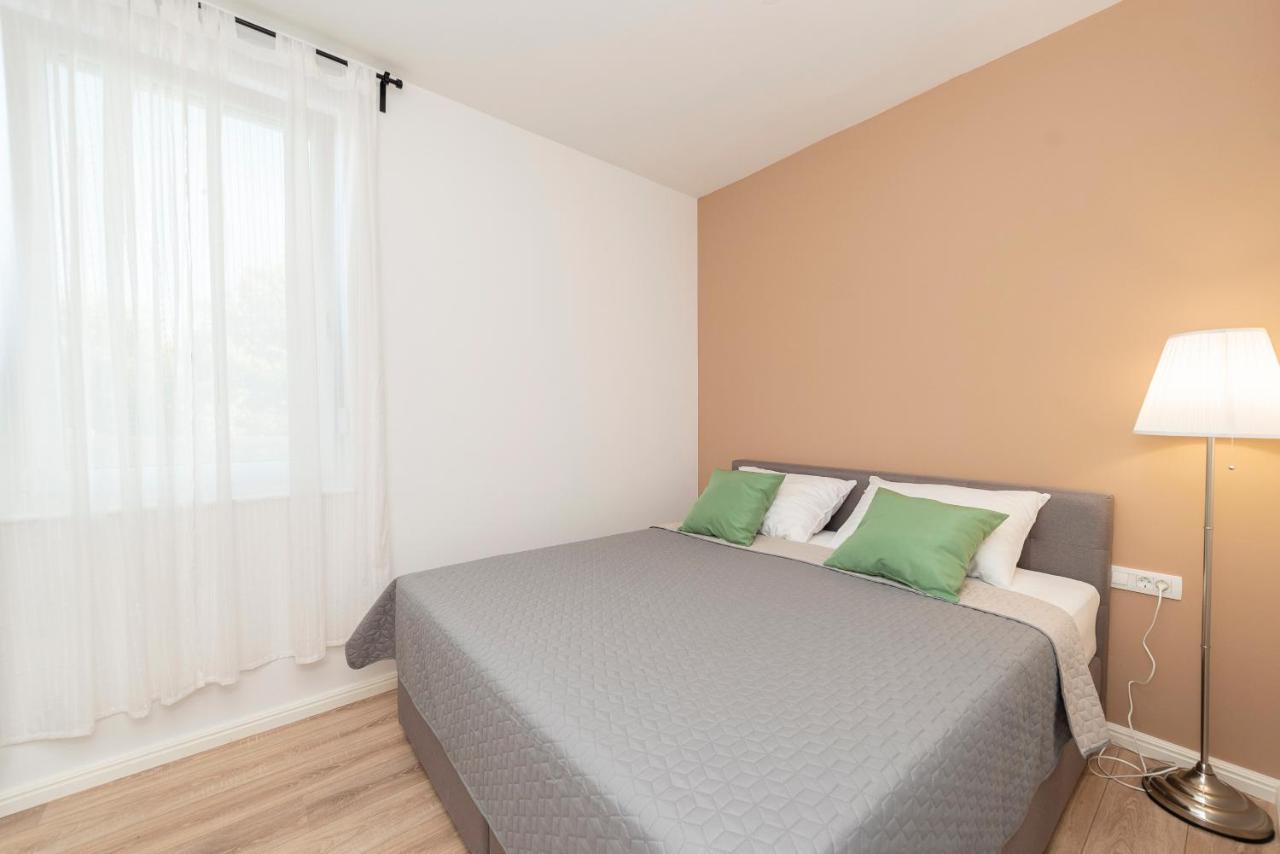 Villa Eni Apartments 1 มันเดร ภายนอก รูปภาพ