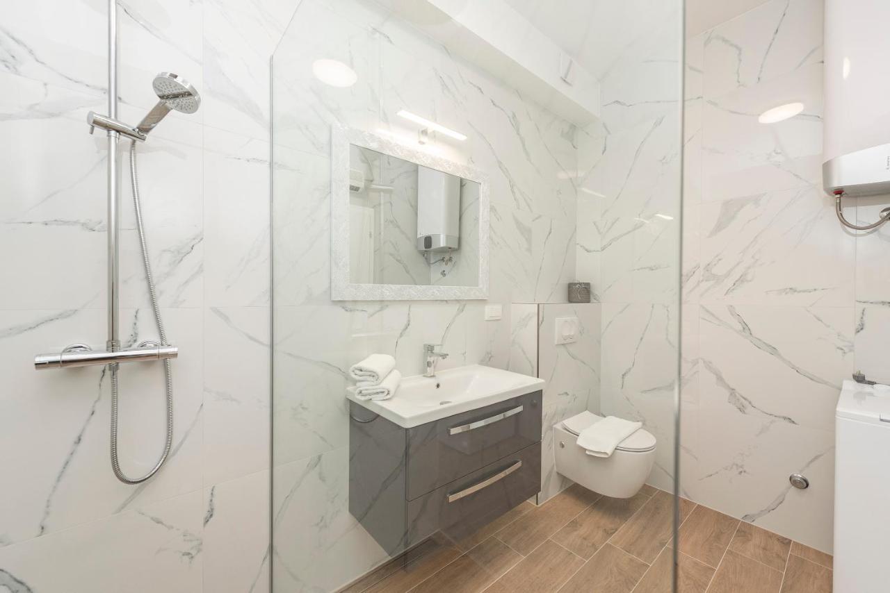 Villa Eni Apartments 1 มันเดร ภายนอก รูปภาพ